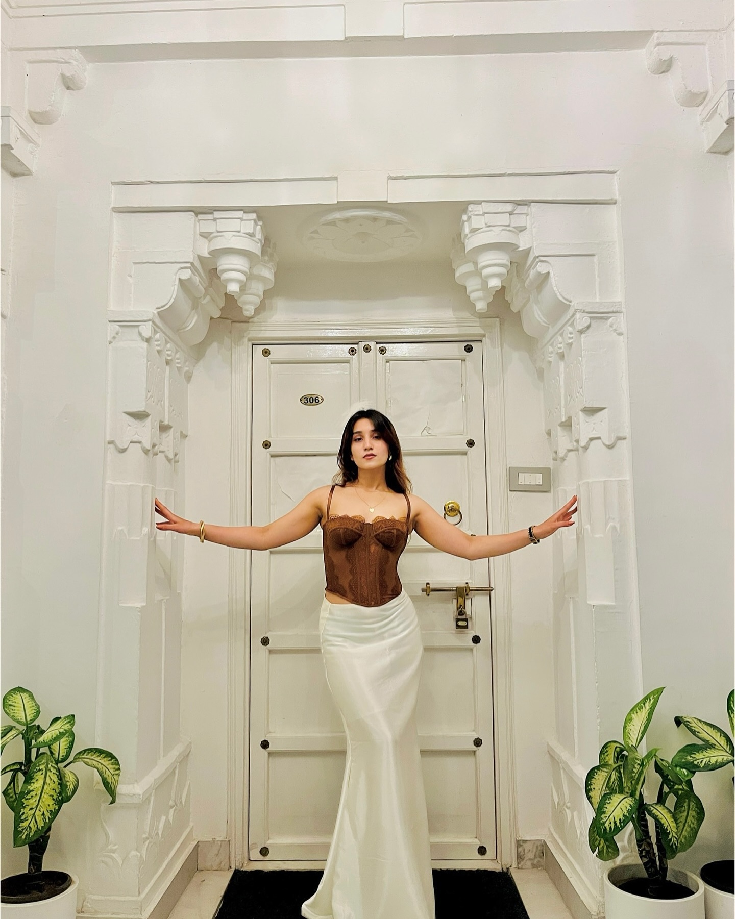 Ivory & bronze corset look